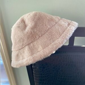NWOT Faux fur Ivory cream Bucket Hat unbranded